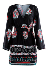 Mini-Boho-Kleid mit schwarzem Print und langen Ärmeln